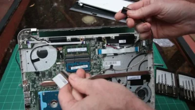 How to Remove an LVDS Cable